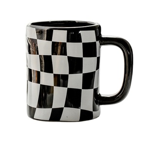 แก้วเซรามิกพอร์ซเลนลาย<span class=keywords><strong>ตา</strong></span>รางหมากรุก ดีไซน์มินิมอลรักษ์โลก ใช้กับเครื่องล้างจานได้ มีหูจับ ใช้เป็นของขวัญกลับไปโรงเรียน ขายส่ง<span class=keywords><strong>ส</strong></span>ำหรับคู่รัก - Product Image 3