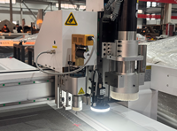 Cutter CNC à couteau oscillant 12KW pour la découpe de cuir, EVA, fibre de carbone, aérogels, applications aérospatiales, transport ferroviaire et structures membranaires