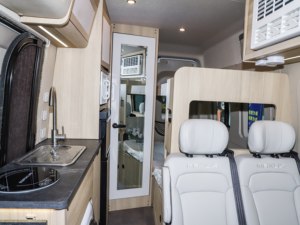 2024 MAXUS V100 RV Diesel automatique pour voyager 2.0T avec générateur, panneau solaire, climatiseur, laveuse, <span class=keywords><strong>micro</strong></span>-ondes, réfrigérateur - Product Image 5