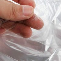 Housse de vêtement suspendue moderne en PE transparent, légère, imperméable et anti-poussière, pour magasin de vêtements et placard domestique (OEM/ODM)
