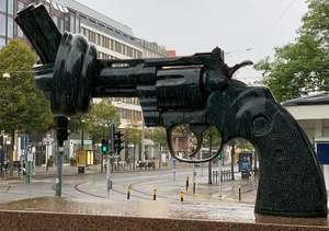 Escultura Moderna de Bronce Fundido a Medida con Forma de Pistola Anudada para Plaza, Monumento de la Paz y la <span class=keywords><strong>No</strong></span> Violencia, Arte Público Gubernamental - Product Image 4