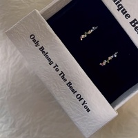 Boîte cadeau coulissante en carton rigide avec logo imprimé personnalisé, finition mate haut de gamme et doublure en éponge