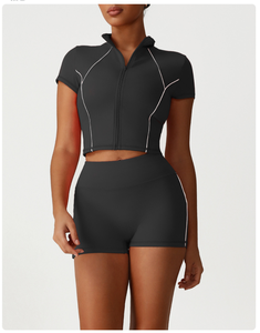 Completo <span class=keywords><strong>da</strong></span> <span class=keywords><strong>donna</strong></span> con cerniera, collo alto, vestibilità slim, maniche corte, elasticizzato in quattro direzioni, ecologico, con blocchi di colore, per palestra, yoga, casual, composto <span class=keywords><strong>da</strong></span> maglia <span class=keywords><strong>e</strong></span> <span class=keywords><strong>pantaloncini</strong></span> - Product Image 2