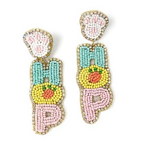 Pendientes Colgantes HOP Multicolor con Cuentas Plateadas y Diseño Floral, Hechos a Mano, Inspirados en Conejitos, para Pascua y Festividades de Primavera - Product Image 1