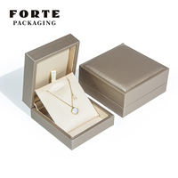 Forte vente en gros de bijoux avec logo personnalisé en cuir PU collier bracelet boîte d'emballage de bijoux haut de gamme Logo personnalisé