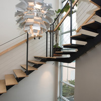 Escalier droit en acier et bois sur mesure pour usage domestique dans les villas duplex et les lofts