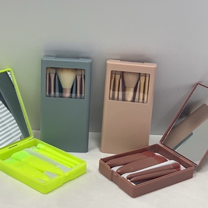 Mini Kit de Pinceaux de Maquillage de Voyage 5 Pièces avec Boîte Miroir, Pinceaux Éventail, Crayon à Sourcils, <span class=keywords><strong>Baume</strong></span> à Lèvres et Correcteur - Outils <span class=keywords><strong>pour</strong></span> le Visage et les Yeux - Product Image 1