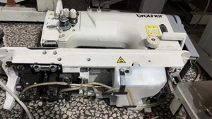 Brother Подержанный T-8720C двойной шов для иглы с большим крючком, швейная машина в комплекте со столом - Product Image 4