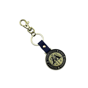 Porte-clés personnalisé en cuir PU métallisé, émail doux brillant doré, avec mousqueton pour chien - Product Image 1