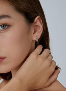 Modernos Pendientes de Aro Dobles de Oro de 18K para Mujer con Circonitas y Turquesa en Canal, Ideales para Regalo de Boda - Product Image 2