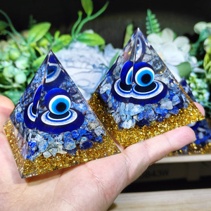 Pirámide <span class=keywords><strong>de</strong></span> Resina <span class=keywords><strong>de</strong></span> 6 cm con Ojo Turco, Ojos Azules, Lapislázuli Natural, Pirámide con Forma <span class=keywords><strong>de</strong></span> Ojo <span class=keywords><strong>de</strong></span> Horus para Sanación en la Palma <span class=keywords><strong>de</strong></span> la Mano con Virutas <span class=keywords><strong>de</strong></span> Cristal - Product Image 2
