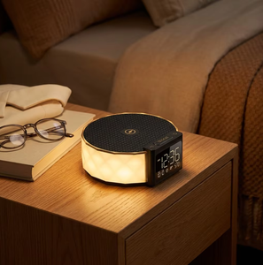 <span class=keywords><strong>Lampe</strong></span> de table à chargeur rapide sans fil 15W Design moderne écologique avec corps contemporain Base de l'ampoule E14 et fonctionnalité d'horloge - Product Image 2