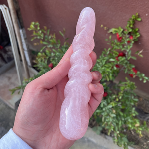 Varita Masajeadora Yoni de Cuarzo Rosa Curvada con Diseño Trenzado 18cm 200g Juguete Sexual para Ejercicios de Kegel para Mujeres - Product Image 5