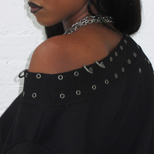 Sweat-shirt surdimensionné gris anthracite à logo personnalisé pour femme, style gothique, avec clous, épaules dénudées, rivets métalliques et œillets, manches longues - Product Image 5