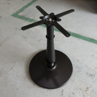 Table de restaurant commerciale avec plateau en marbre noir et base en métal, mobilier de salle à manger pour café et hôtel