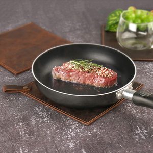 Tappetino per pentole calde in pelle a doppio strato Wellhouse in pelle rustica fatta a mano - Product Image 6