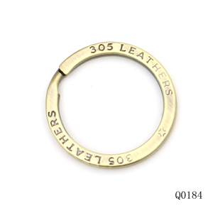 Anillo plano de latón cepillado antiguo de 30 mm con logo personalizado estampado, tipo llavero de alambre de <span class=keywords><strong>hierro</strong></span>. - Product Image 1