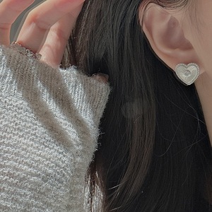 Boucles d'oreilles en argent pur S925, cœur brossé, design vintage et de niche, luxe léger, simple, en forme de cœur avec diamant comme pierre principale - Product Image 3