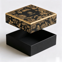 Boîte rigide sur mesure avec couvercle et base, finition noir mat, estampage à chaud doré, avec insert intérieur en EVA découpé pour l'emballage de bijoux