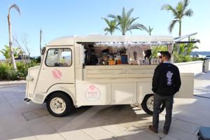 Food Truck Électrique Citroën Rétro Minimaliste avec Machine à Café Expresso et Bar à Matcha pour Expositions d'Art en Intérieur et Traiteur - Product Image 3