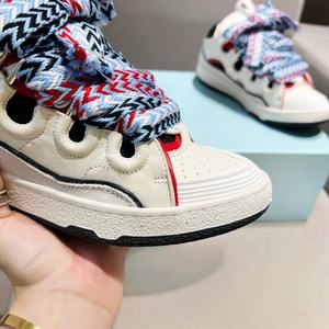 Les nouvelles chaussures de sport élégantes et luxueuses à lacets, rehaussant la taille, conviennent aux hommes et aux femmes, ainsi que aux chaussures de marche décontractées. - Product Image 1