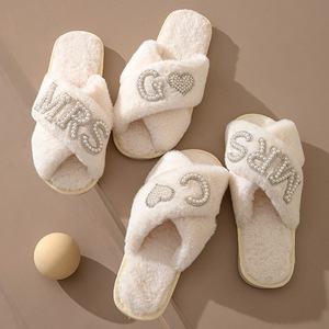 Nouvelles pantoufles d'intérieur en peluche pour femmes, pantoufles en coton épais pour la maison avec peluche, pantoufles poilues populaires pour mariage - Product Image 3