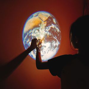 Lámpara de proyección de cielo estrellado con temática de astronauta, luz ambiental lunar y terrestre, regalo creativo para niñas, dormitorio con temática de astronauta - Product Image 3