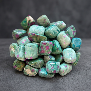 Piedra Pulida de Rubí Fuchsite Natural de Alta Calidad, Grabada con el Diseño de Amor, Lisa y Pulida, Venta al por Mayor - Product Image 2