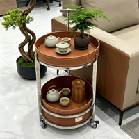 Chariot à thé moderne fait main en acier inoxydable et cuir, durable et écologique, avec roues et design de selle amovible, pour salon et mobilier de maison