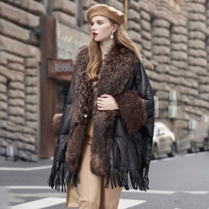 Caliente tendencia europea moda <span class=keywords><strong>mujer</strong></span> americana chaqueta de invierno Piel de mapache Real Streetwear moda capa <span class=keywords><strong>ganso</strong></span> abajo abrigo - Product Image 2