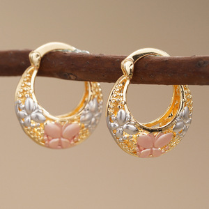 Orecchini a polsino a farfalla a tre colori per donna, design cavo, accessori per l'orecchio da indossare tutti i giorni - Product Image 3