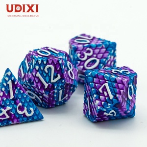 Cho udixi Biểu Tượng Tùy Chỉnh RPG Đa Diện Kim Loại <span class=keywords><strong>Dice</strong></span> <span class=keywords><strong>Set</strong></span> Trắng & Tím Rồng Quy Mô Cho Dungeons & Dragons Đóng Gói Trong Hộp Kim Loại - Product Image 2