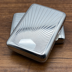 Estuche de Cigarrillos Metálico Grabado Vintage, Plateado y Pulido, Caja Impermeable para Almacenamiento de Tabaco con Patrón Decorativo para Hombres y Mujeres - Product Image 2