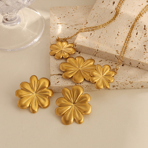 Conjunto de Joyería de Moda en Acero Inoxidable con Baño de Oro de 18K <span class=keywords><strong>y</strong></span> Acabado Cepillado con Diseño de Pétalos <span class=keywords><strong>para</strong></span> Regalo de Boda, Aretes <span class=keywords><strong>y</strong></span> Collar - Product Image 1