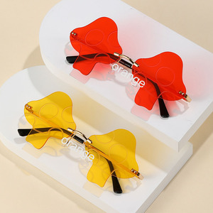 แว่นกันแดดทรงเห็ดสำหรับผู้หญิงผู้ชาย ทรงไม่สมมาตรไร้กรอบโลหะ แว่นกันแดดแฟชั่นสำหรับงานปาร์ตี้สีลูกกวาด - Product Image 3