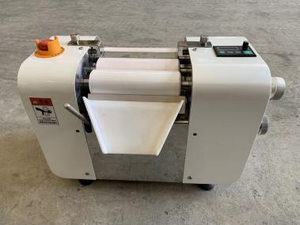 Machine à broyer à trois rouleaux de type laboratoire avec rouleaux en acier inoxydable, moteur et roulement pour la transformation alimentaire 220V/380V - Product Image 4
