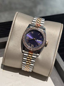 Montre à cadran violet haut de gamme - Lunette sertie de diamants, mouvement automatique avec fenêtre de date classique, unisexe - Product Image 3