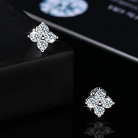Anting-anting bunga semanggi empat daun berbahan perak S925 dengan moissanite untuk wanita, siap kirim, perhiasan pernikahan