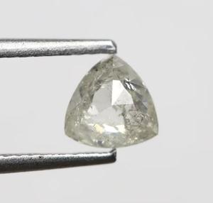 Bague de fiançailles en diamant taillé en trillion naturel 0.87 CT avec une très bonne couleur laiteuse blanche de coupe rustique polonaise 5.85x5.87x3.06mm - Product Image 1