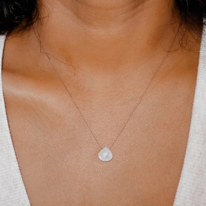 Collier minimaliste en pierre de lune arc-en-ciel en forme de larme en argent sterling 925 avec cordon en soie, pierre de naissance de juin, pour femmes - Product Image 1