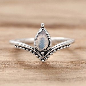 Anello con pietra a goccia a forma di V, gioiello da mano semplice e unico in stile INS per donna, nuovo stile - Product Image 6