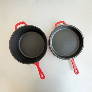 Cuisinière combinée 2 en 1 en <span class=keywords><strong>fonte</strong></span> <span class=keywords><strong>émaillée</strong></span> rouge avec four hollandais de 3.2 pintes et poêle de 10.25 pouces - Product Image 4