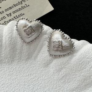 Boucles d'oreilles en argent S925 simples, élégantes, douces et fraîches, design vintage en forme de cœur avec motif papillon, personnalisées pour les femmes d'âge moyen - Product Image 5