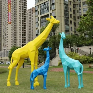 Sculpture géante décorative de girafe géométrique abstraite en fibre de verre pour jardin et extérieur - Product Image 5