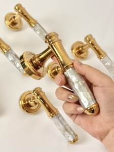 Poignée de porte en <span class=keywords><strong>laiton</strong></span> incrustée de nacre de luxe, finition or PVD, style français, levier de porte intérieur silencieux pour villa, hôtel, OEM personnalisé - Product Image 5