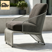 Ensemble de chaises longues d'extérieur en corde tressée, dossier haut et bas, avec structure en aluminium, et table basse ronde pour patio, jardin, villa