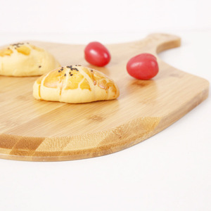 Plateau à fromage en bambou Concept Home 39x29cm avec poignée pour servir le fromage et les desserts - Product Image 4