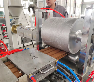 Ligne d'extrusion de profilés de panneaux de porte WPC entièrement automatique, machine de fabrication de panneaux de porte en composite bois-plastique personnalisée - Product Image 4