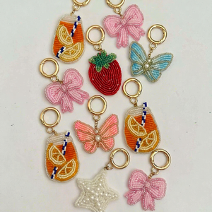 Al por mayor Llaveros de cuentas hechos a mano, bonitos dijes para bolsos con forma de lazo y fruta de fresa, accesorios de llavero de cuentas de vidrio personalizados - Product Image 1