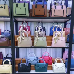 Ensemble de marques mixtes pour femmes Sacs à main en cuir d'occasion Ballots de Corée Sac de designer d'occasion en balle Japon Sac d'école d'occasion